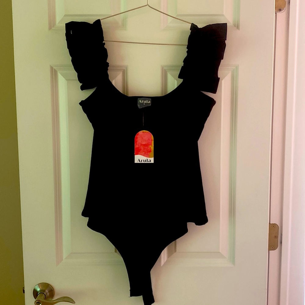 Arula NWT black frilled sleeve bodysuit